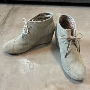 TOMS | Women’s Wedge Lace-Up Ankle Booties | Taupe Suede | VGUC | Size W 8.5